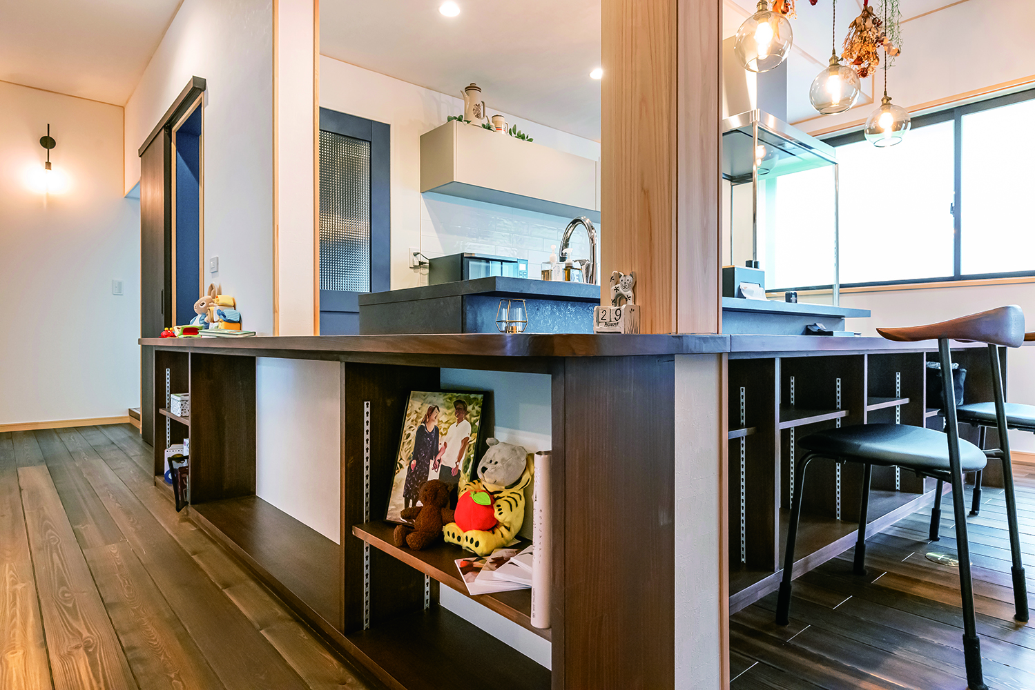 瀧口建設｜ダイニングカウンターの下は小物や絵本を置き、見せる収納に