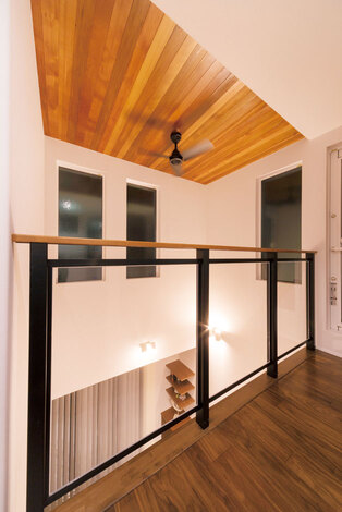 吹抜けの天井にレッドシダーを張り、木の温かみと高級感あふれる空間に