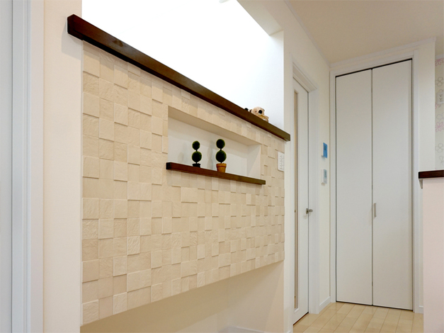 ダイニング側から見るとアクセントウォール、反対側はタタミコーナーの壁でもある。お気に入りの小物を飾って楽しむことができる