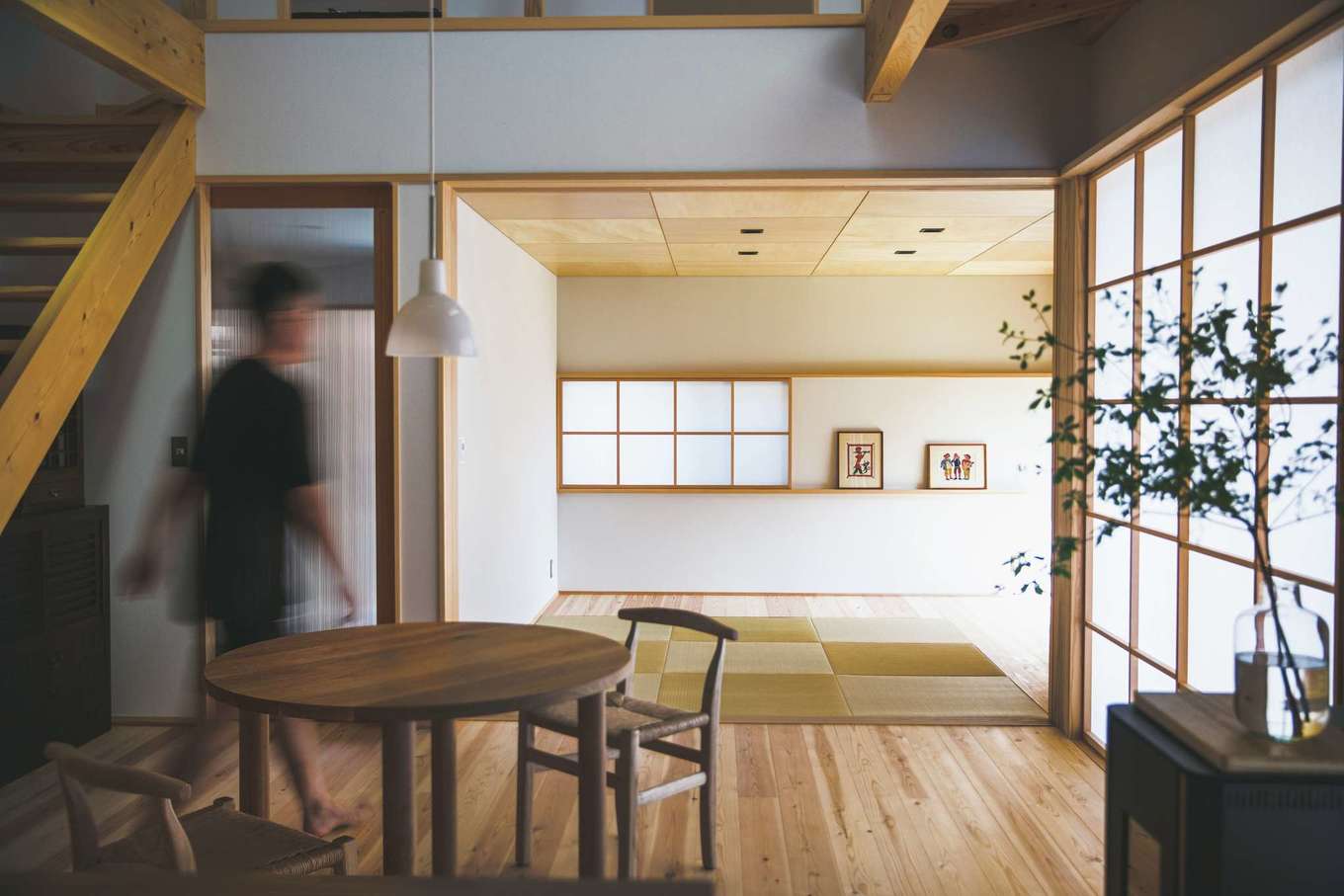 桂建設【和風、自然素材、インテリア】「寝転んでのんびりしたくて」とご主人の要望で設けた和室。低い天井が籠り感と落ち着きを創出
