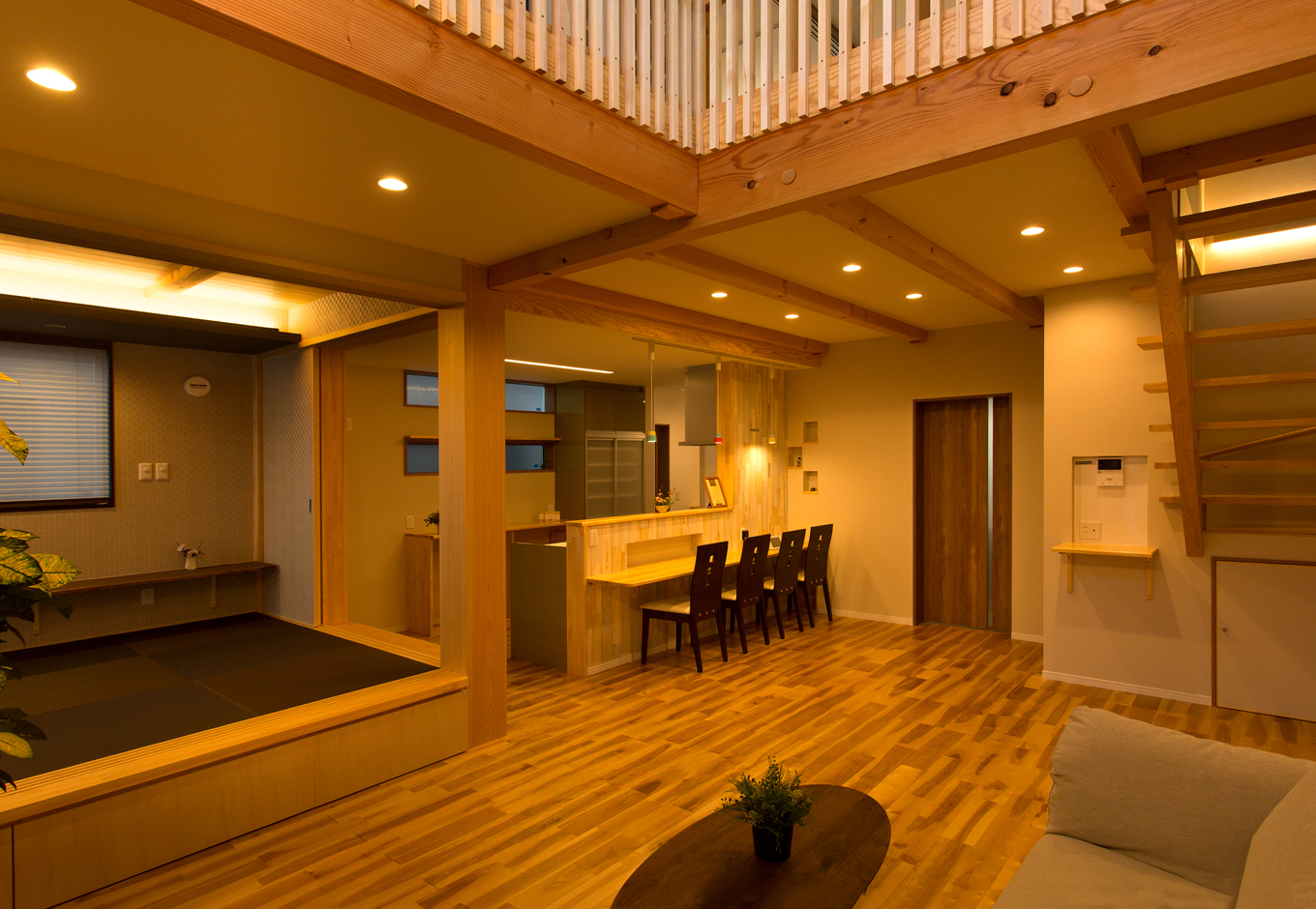 瀧口建設【子育て、自然素材、間取り】リビング、小上がり、ダイニング、３つの多彩な空間が家族の暮らしを楽しく彩るLDK。ご夫妻と4人の子どもたちがお互いの存在を感じながら好きな場所で自由に寛げる。ヒノキの大黒柱や吹抜けを囲む格子が、室内に自然素材の心地よさをもたらしてくれる