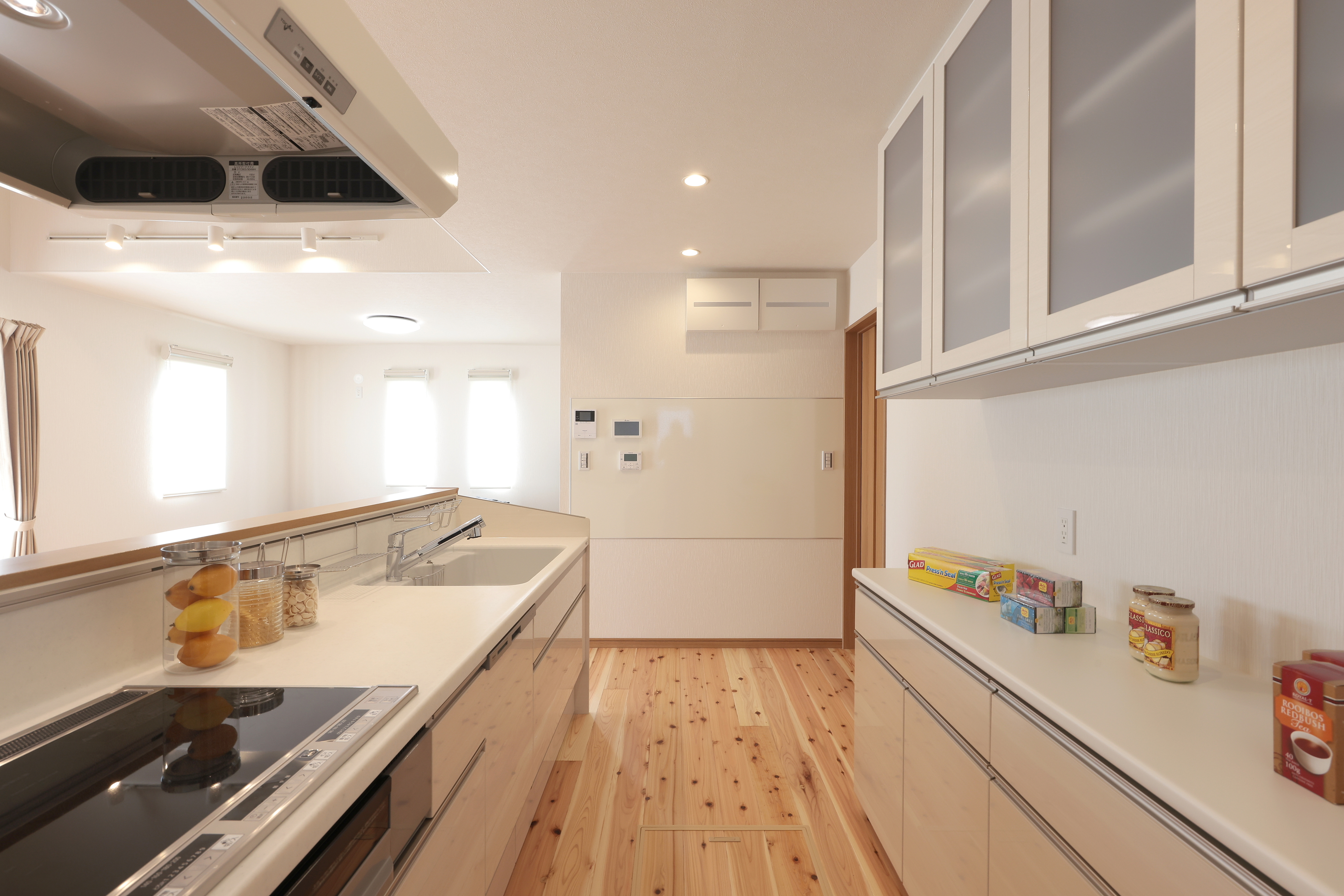 サンポウ｜広々としたモダンなキッチン。自然光が差し込み、明るい雰囲気を演出。収納スペースも豊富で、調理がしやすいデザイン。