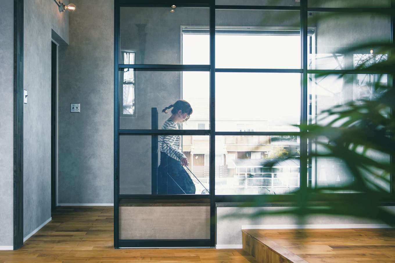 SEVEN HOUSE/セブンハウス【デザイン住宅、趣味、インテリア】イエタテに載っていた『セブンハウス』の施工例にひと目惚れして採用した透明の間仕切り戸。光を取り込んで明るさをもたらすと同時に、インテリアのアクセントにもなっている。「この間仕切り戸ありきで、室内のデザインを考えてもらいました」と語るほど気に入っている