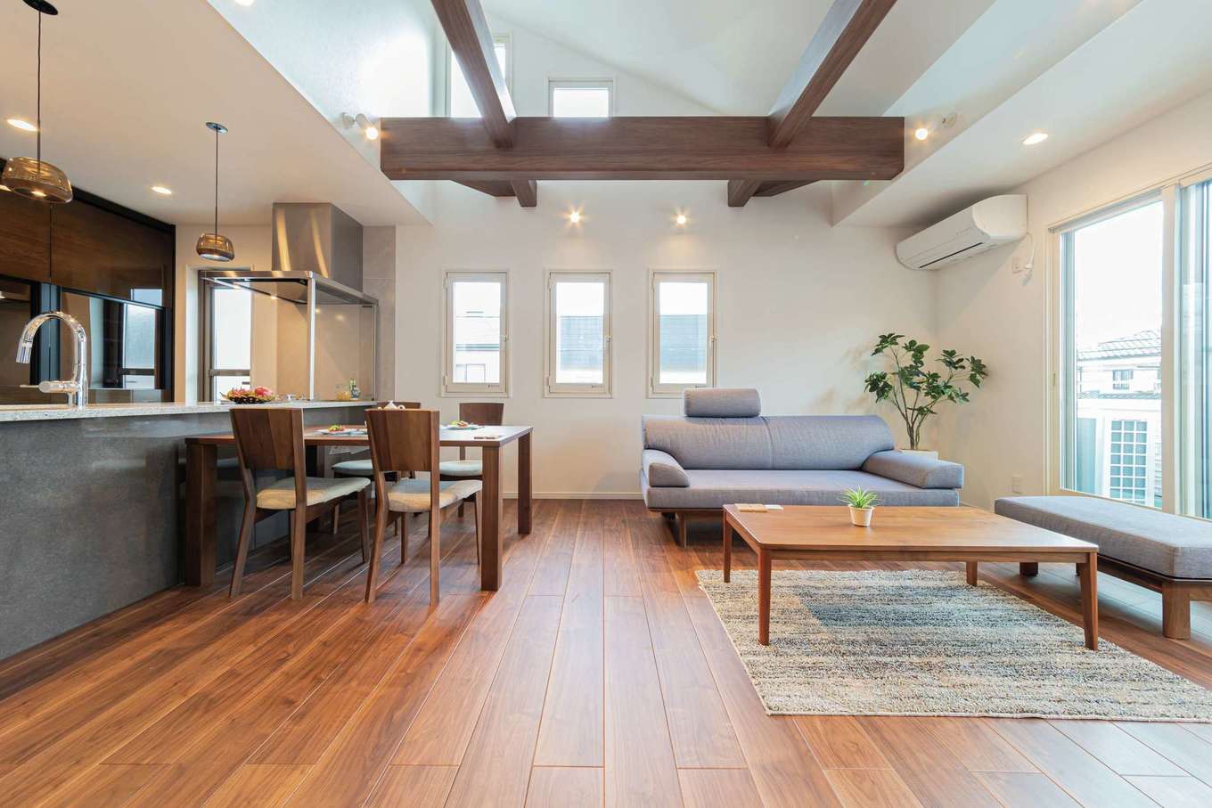 大成工務店【デザイン住宅、収納力、高級住宅】正面のリビングの大きな窓から外が見えるキッチンは、奥さまのお気に入りの場所に