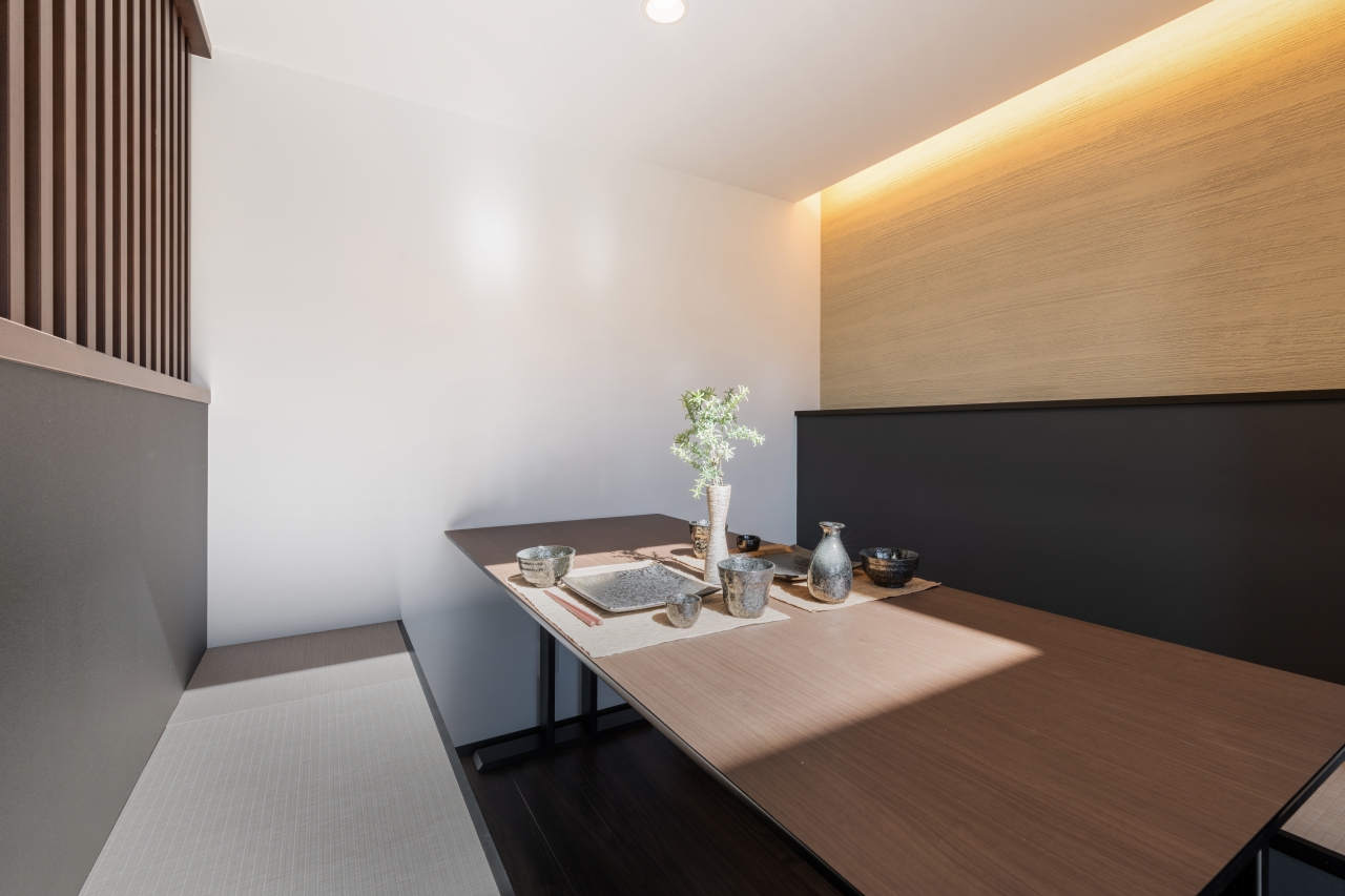 サンジョーホーム｜モダンな雰囲気の和モダンスタイルのダイニング。造作のテーブルとスタイリッシュな照明が、食卓をより引き立てる。