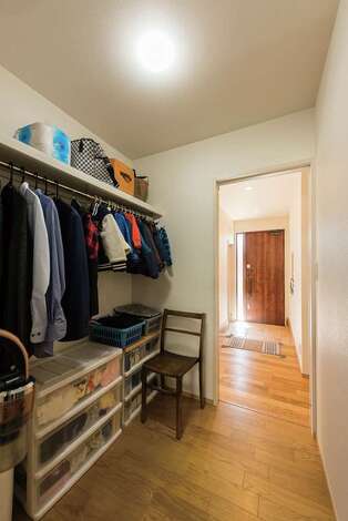 玄関の正面にあるクローゼットから直接洗面室へ。帰宅してコートをかけて、手を洗ってキッチンへ行ける