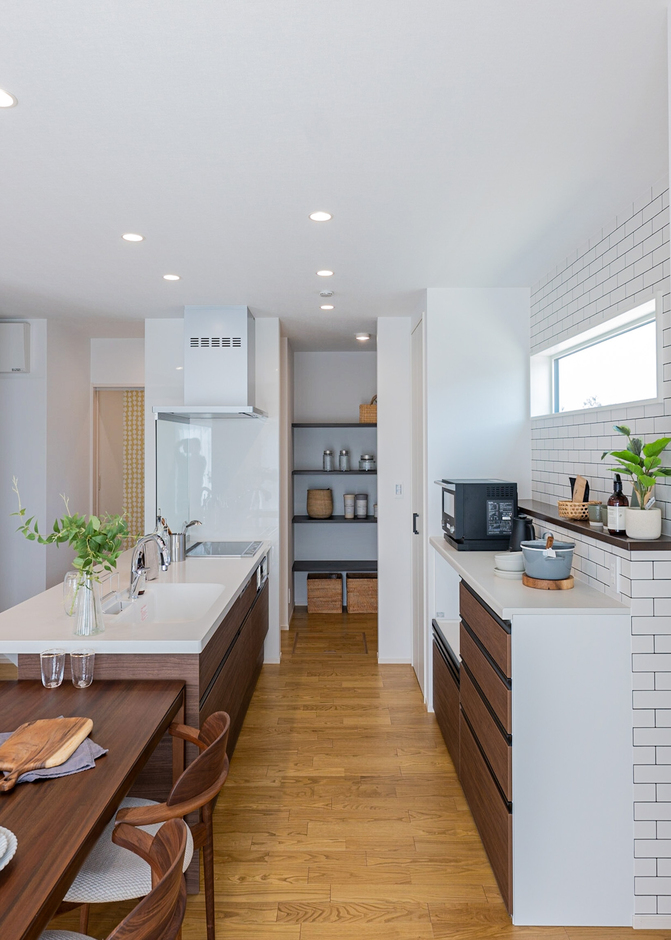 キッチン奥にストックルームを設置。必要な場所に必要な分量の収納を設けることで、家事も片付けもスムーズに