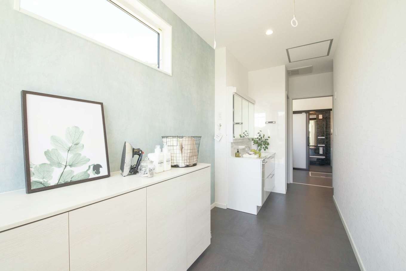 遠州鉄道 遠鉄ホーム【デザイン住宅、平屋、インテリア】浴室、脱衣室と一直線につながるユーティリティスペース。室内干しをしてそのまま収納まで完結