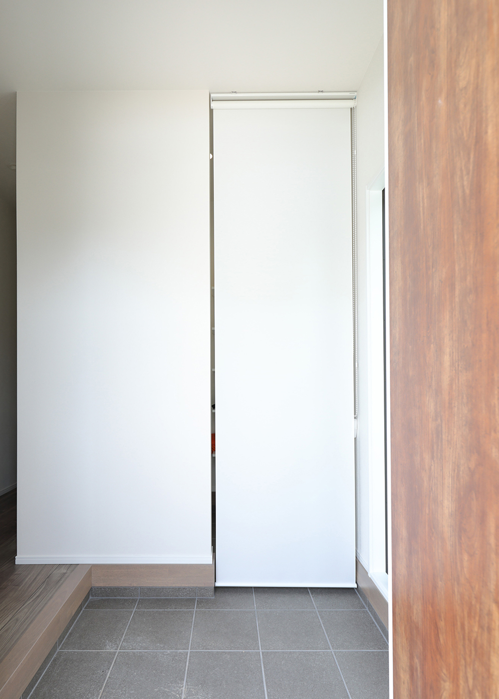 丸昇彦坂建設【デザイン住宅、和風、間取り】シューズクロークをロールスクリーンで仕切り、簡単に目隠しが可能。急な来客も安心