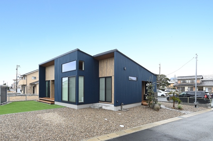 モダンなデザインが特徴の住宅外観。シンプルな色使いと直線的なフォルムが洗練された印象を与える。