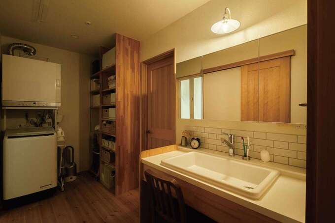 造作洗面台のあるランドリースペースには、ガス式乾燥機が備わる