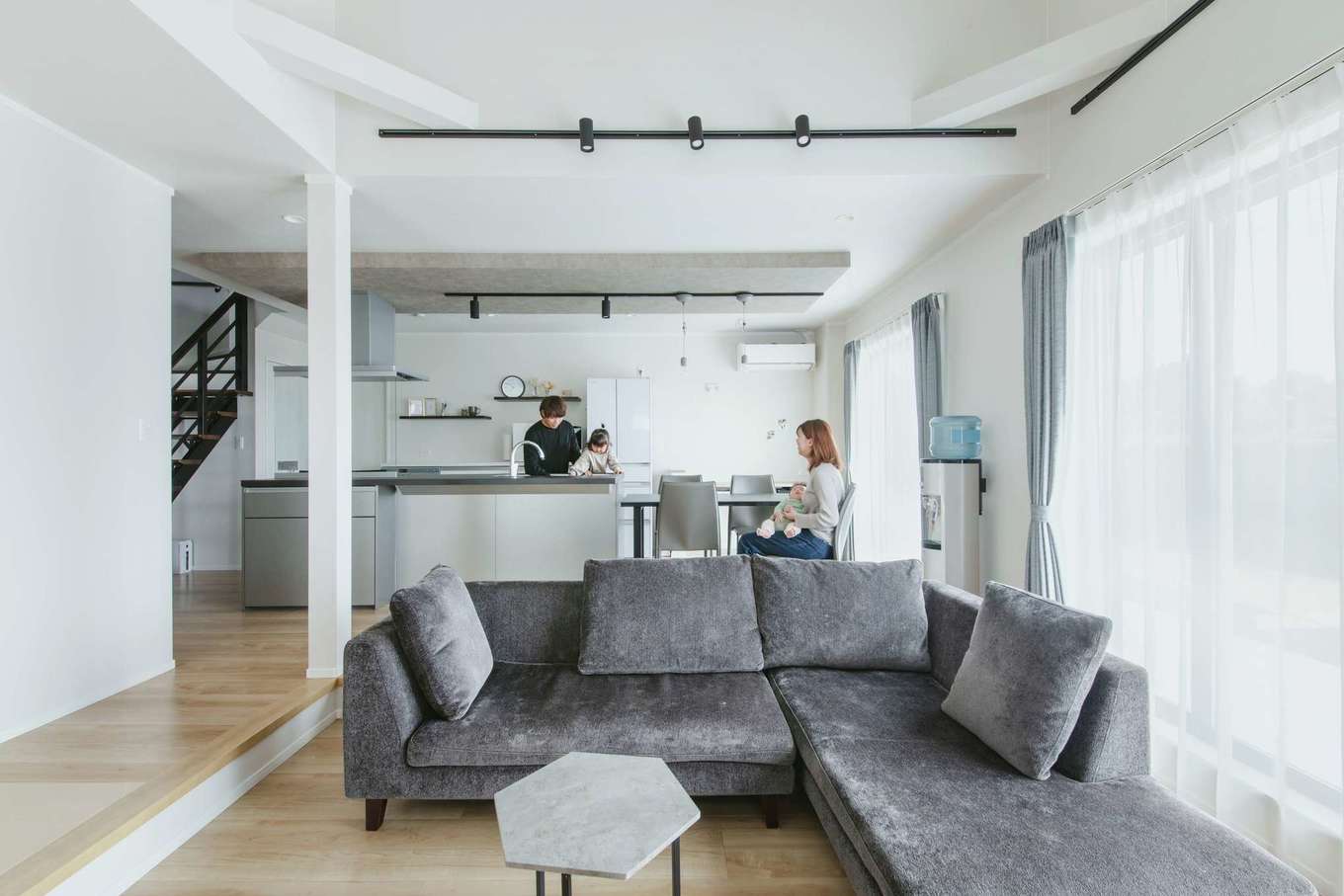 Yamaguchi Design 掛川店（アイフルホーム 掛川店）【デザイン住宅、子育て、間取り】床を一段低くしたピットリビングの採用により、天井がいっそう高く感じられる