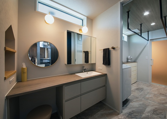 キッチンのバックチャードに設けた、洗面室、ランドリールーム兼脱衣室、浴室へとつながる便利な動線