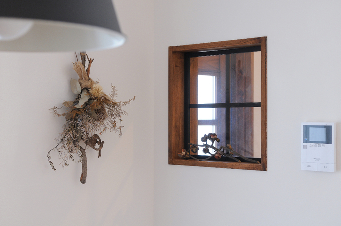 ママが小窓から玄関を覗いて「パパ帰って来たよ」と告げるとお子様が大喜び