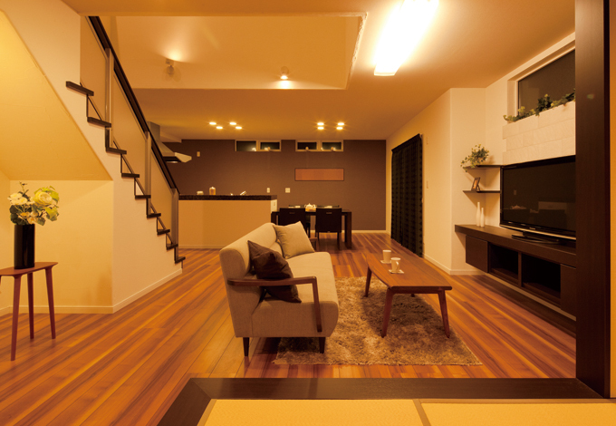 光と色の演出でくつろぎに満たされるLDK 空間計画のポイントは、間接照明や色のコントラストによる癒しの演出。高級な素材を過度に使うことなく、いかにくつ ろぎを提供できるか。予算に目配せしながら提案が行われた