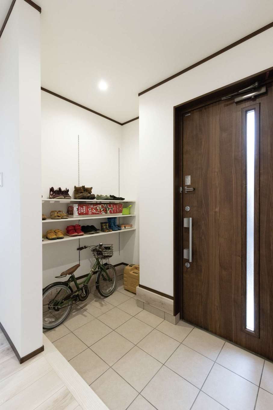 JUST LUCKY HOUSE（山田工務店）【デザイン住宅、間取り、ペット】ゆったりとした玄関ホール。自転車も収納できるほど、収納が充実している