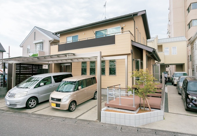 間口の広い土地に、ゆとりあるスペースが生まれているT邸。ウッドデッキが外観にアクセントを生む