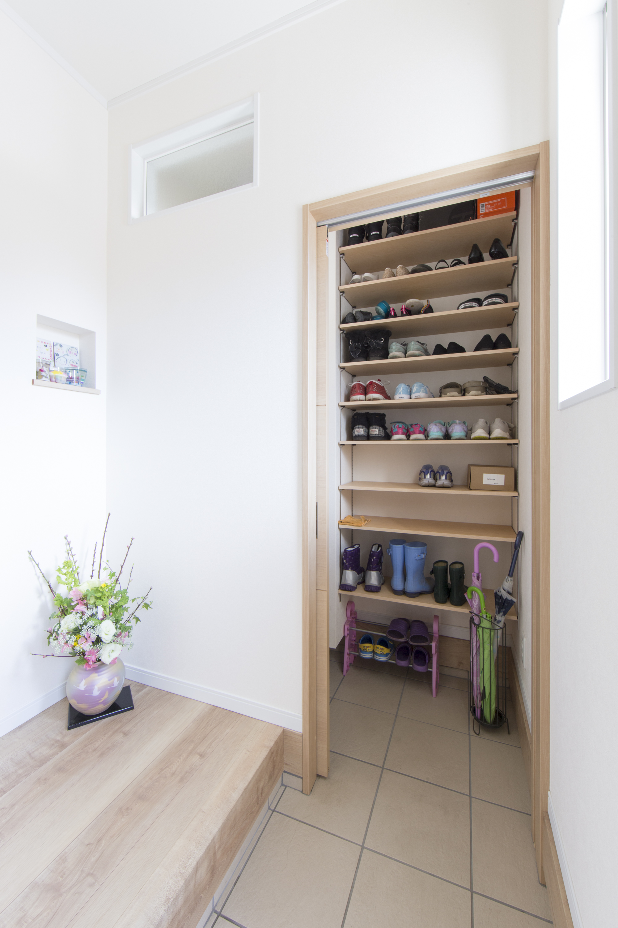 エスホーム｜ワイドな玄関には、すっきりと目隠しができる大容量のシューズクローク。玄関側の壁へ小窓を取り付け、クローク内にある窓からの採光を利用する。