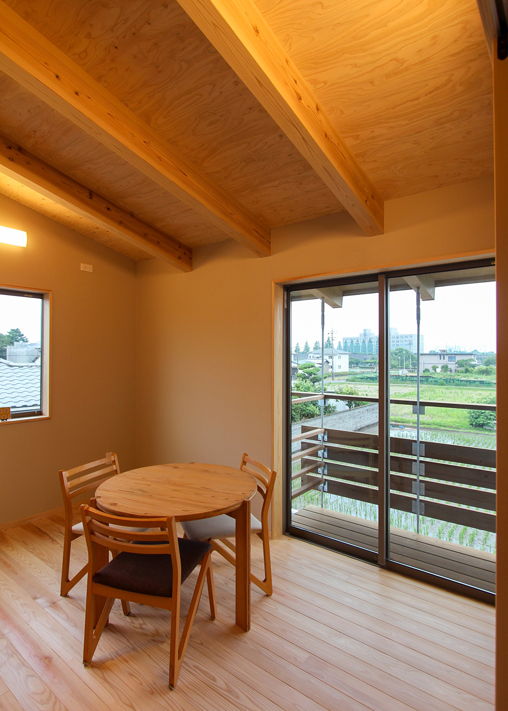 アクトホーム【子育て、自然素材、省エネ】吊デッキと繋がる2階の洋室