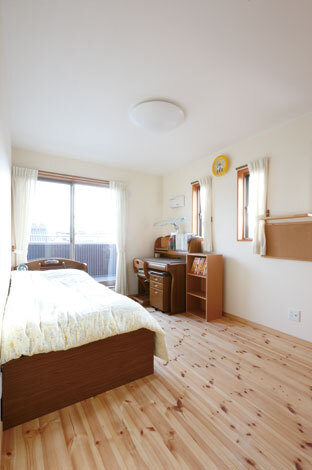 小窓を設けて、日暮れまで明るい子ども部屋