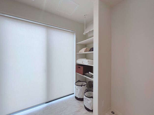 たっぷり使える収納棚で、散らかりがちなサニタリーもすっきり