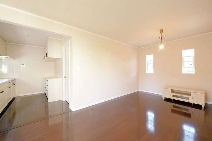 1階のLDKは家族みんなで過ごせるようにゆとりの広さを確保。キッチンも壁付けのＩ型にして空間を広々と使えるようにした