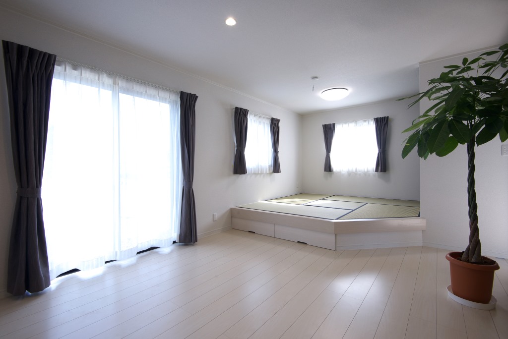 メテックス建築事務所【1000万円台、子育て、省エネ】リビング一角に作られた小上り。下には収納も付いて機能的