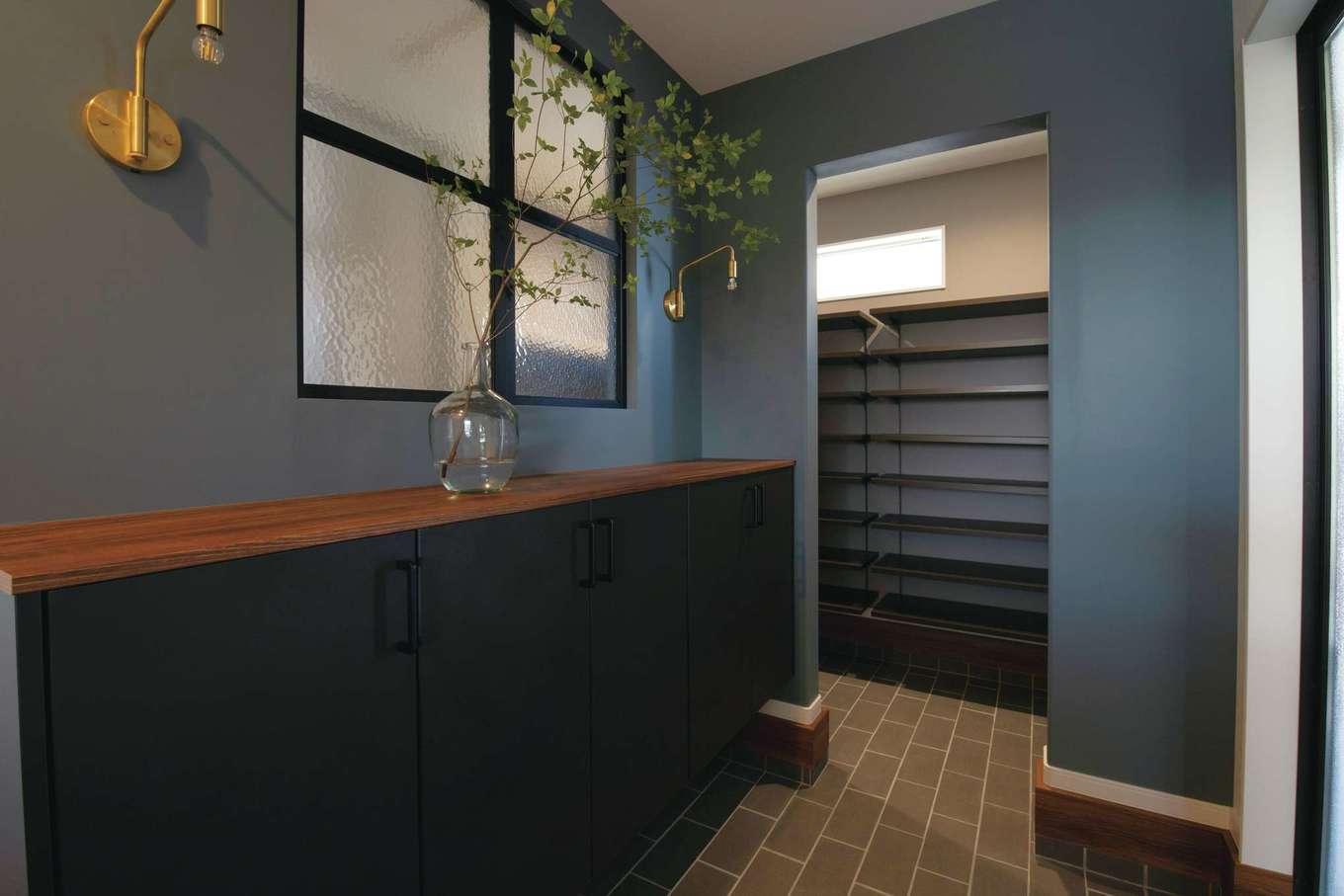 遠州鉄道 遠鉄ホーム【デザイン住宅、平屋、インテリア】インダストリアルなテイストがカッコイイ玄関。3.5畳のL字型土間収納には、靴はもちろん、コートなどの衣服を掛けられるハンガーパイプも設置