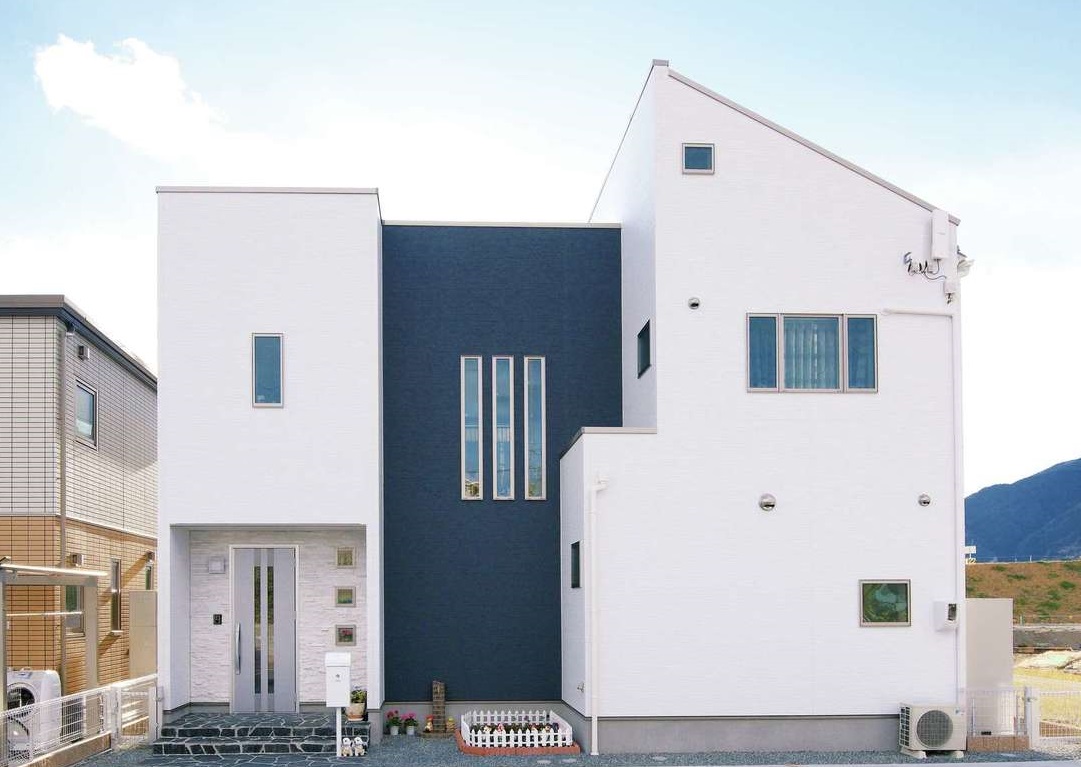 アフターホーム【1000万円台、デザイン住宅、ペット】「よそにあまりない形でカッコいい家にしたかった」とご主人。白と紺のツートンの配色で悩んだが『アフターホーム』からの提案で中央を紺に。それでよかったと満足そう