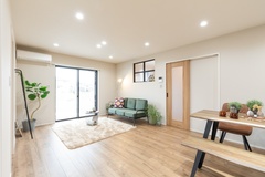 広々としたリビングダイニングは、明るい光が差し込む。