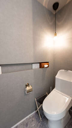 もう１つのトイレはグレーでコーディネート