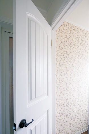 装飾性の高いドアとアイアンの取手のコンビネーションも輸入住宅の魅力のひとつ