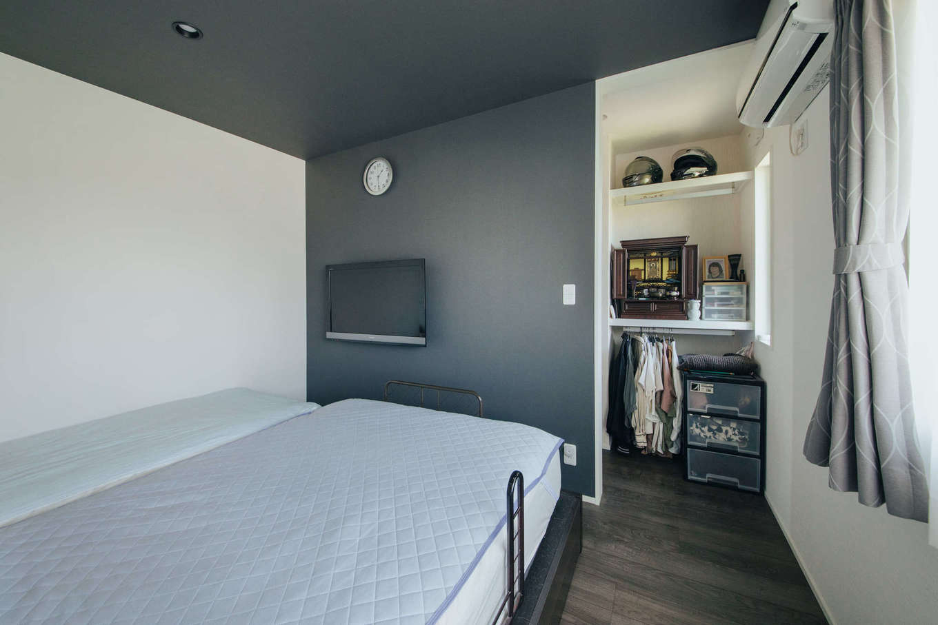 エフエフ住宅【ペット、平屋、スキップフロア】落ち着きのあるグレーのクロスがモダンな寝室