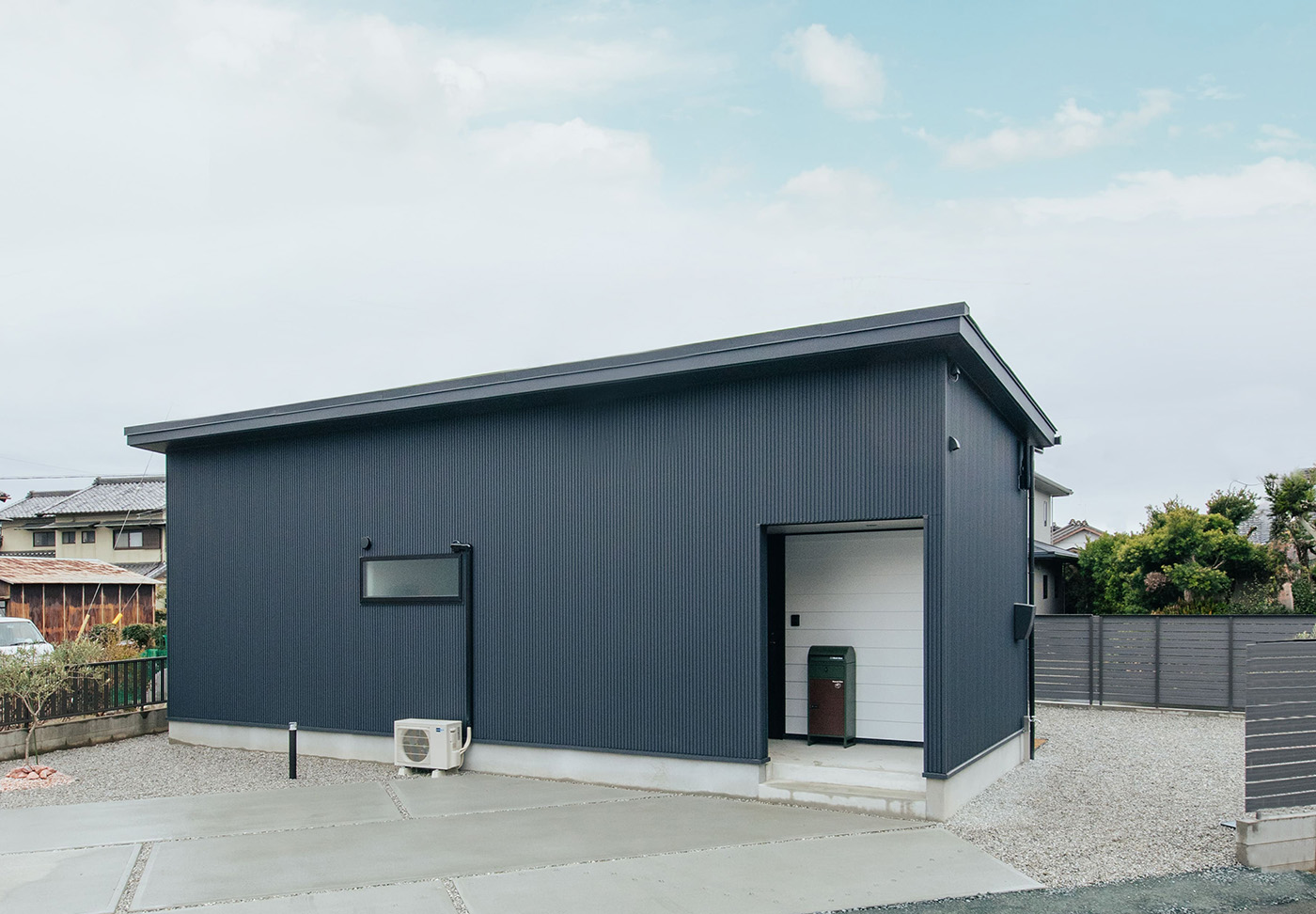 DAITOKU（大得工務店）｜玄関のある駐車場側のファサードにはほとんど窓がなく、室内の様子がわからないようにプライバシーを配慮