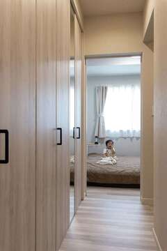 主寝室に至る廊下の壁にクローゼットを設け、普段使う服はここに収納。季節外れの服は反対側のウォークインクローゼットへ