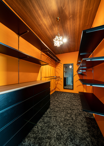 好きなブランドカラーをイメージしてコーディネートしたウォークインクローゼット。おしゃれなセレクトショップのようにディスプレイするのが楽しみ。床と天井の材質にもこだわった