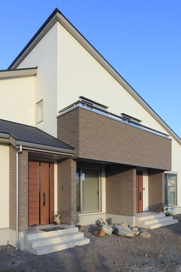 子世帯と親世帯の玄関は別々に設け、二世帯住宅ながらほどよい距離感を保つことができる