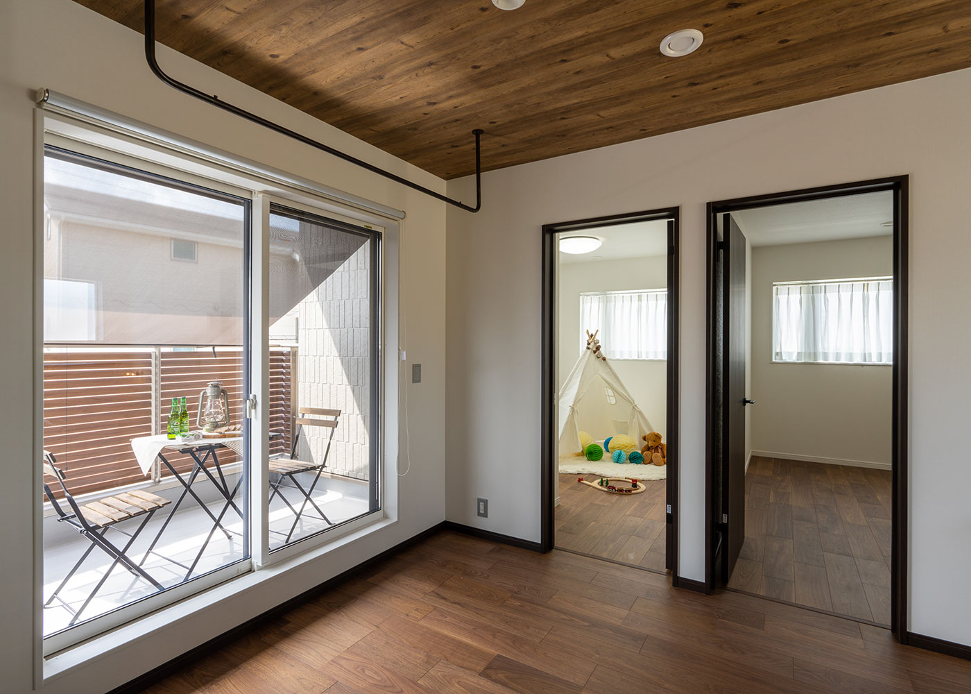 寺田工務店【デザイン住宅、省エネ、間取り】2階のすべての部屋とつながるホールは、家族のコミュニケーションの場として大活躍。本棚やスタディースペースを設置する広さも確保されてる。休日は広いベランダにテーブルセットを置いて、ちょっと優雅なカフェタイムを楽しんだり、子どもプールを置いたりもできる