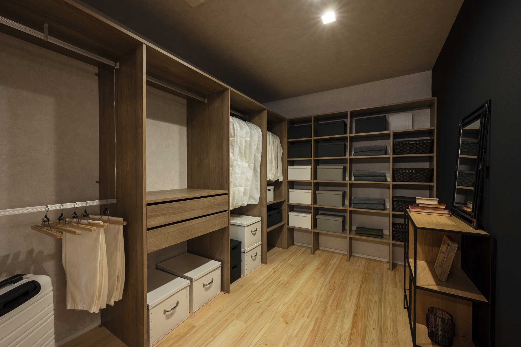 日本ハウスホールディングス 岐阜｜充実した収納力を誇るウォークインクローゼット。機能的で整理整頓がしやすく、広々とした空間が確保されている。