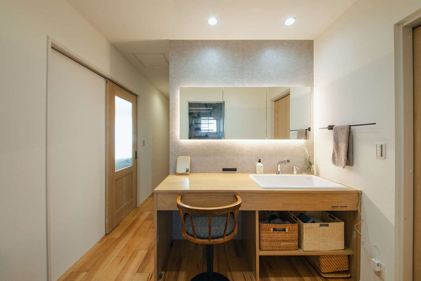 ナイスホーム【子育て、和風、間取り】洗面化粧台も木を基調に造作してホテルライクなデザインに仕上げるなど、細部までこだわった
