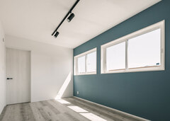 主寝室の床はお気に入りのグレーを取り入れ、安らぎの空間に