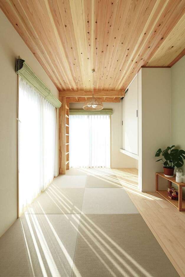 中庭のテラスに面した和室は、天井に杉板を貼って。同じ素材でウンテイも作ってもらった