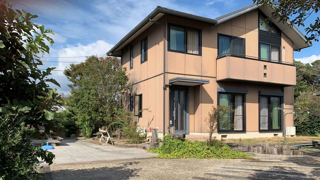 延床37坪のハウスメーカー住宅。築15年でそれほど古くなかったので、構造躯体・屋根はそのまま活かし、外壁は塗替えのため、サイディングの生地を取り除きコーキング打ちを施した