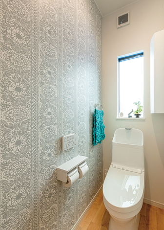 トイレのクロスは奥さまの好きな北欧のファブリックを思わす柄をチョイスした