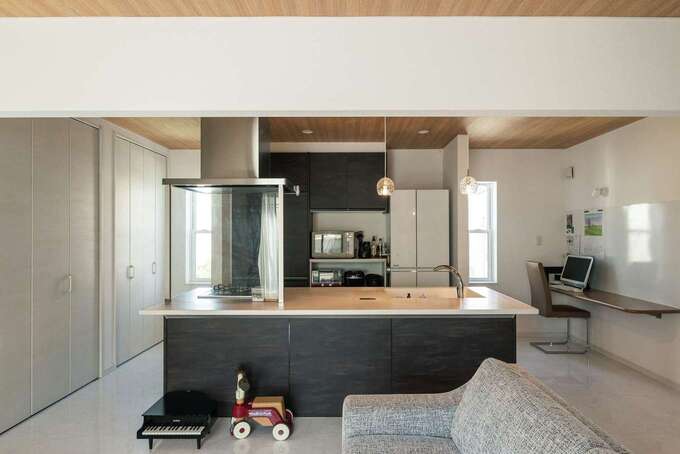 アイワホームサービス｜2階のLDKには、明るい光が燦々と降り注ぐ。「子どもと一日中一緒にいられるのは今だけ」と、奥さまも家でのんびり過ごすようになった