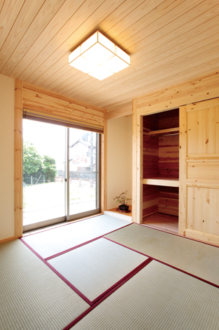 ハンドメイド【1000万円台、デザイン住宅、自然素材】家全体の内観に合わせて襖も同素材 （レッドパイン）の扉に