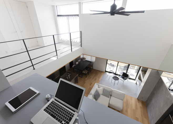 2階の書斎は、吹き抜け空間全体を見渡せる司令塔のような空間。開放感に包まれて、リラックしながら仕事やパソコン作業ができる。上下階とも南面に大開口を設けたことから、明るい光が室内全体に行き渡る