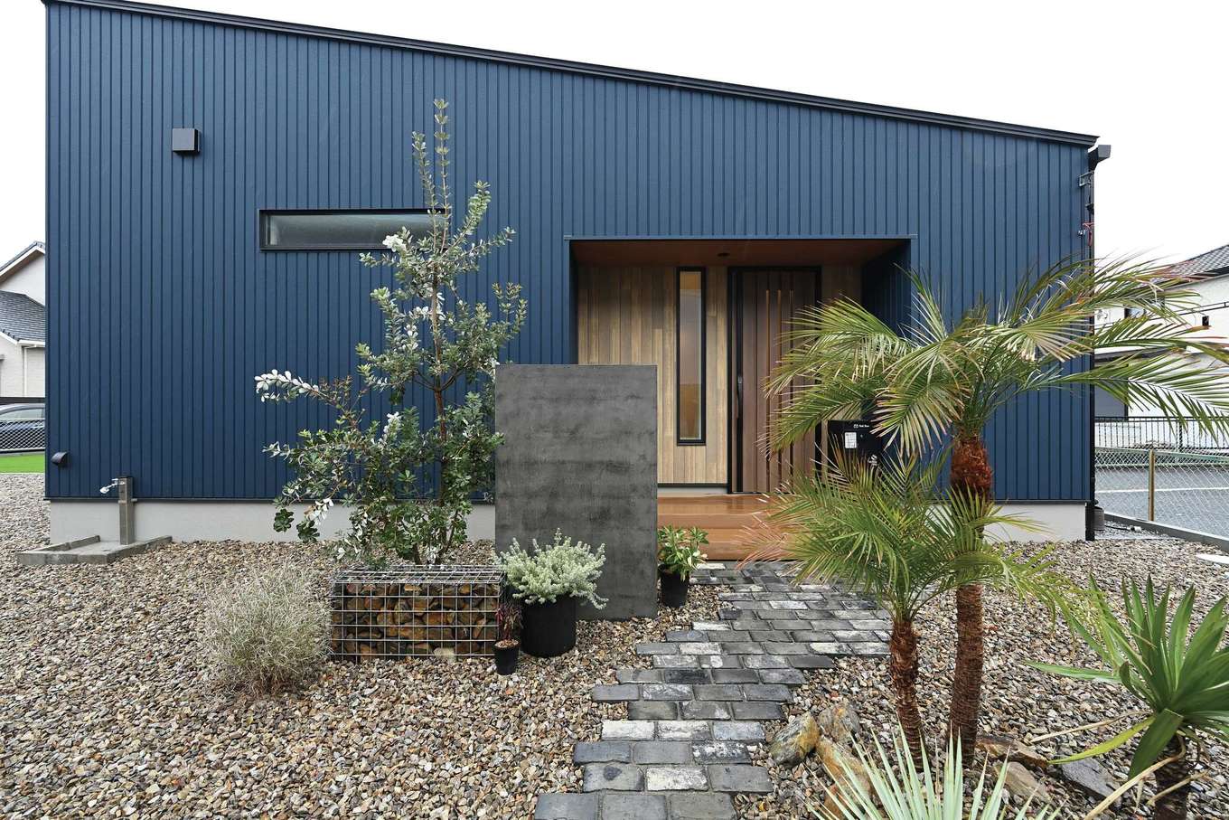REIWA HOUSE（令和ハウス）【デザイン住宅、間取り、平屋】椰子の木を植えて、アメリカンサーファーズハウスをイメージしたファサード。帰ってくるたびにワクワクする