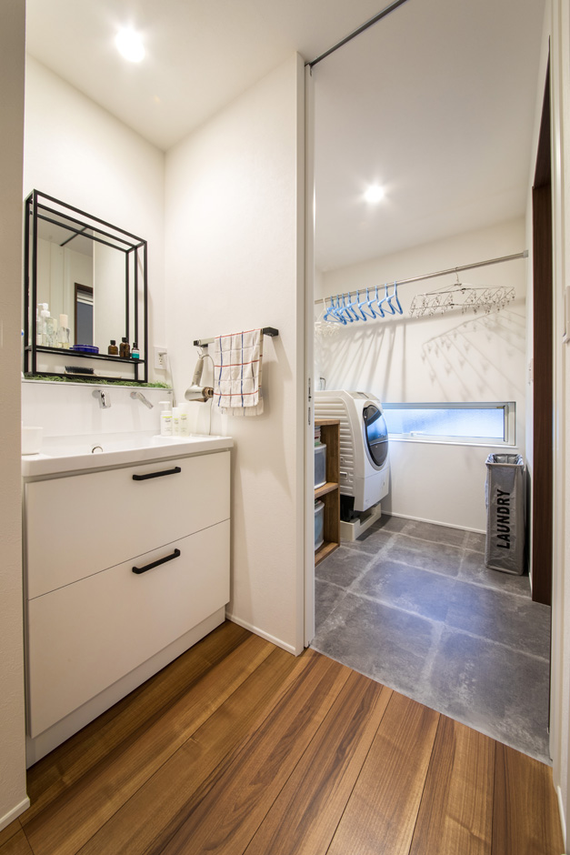 SEIEN ARCHITECT【デザイン住宅、建築家、インテリア】ランドリースペースでは洗濯の家事が一か所でできるので家事効率がアップ。洗面台は機能性を重視したシンプルなデザインに。アイアンの枠の鏡がスタイリッシュ