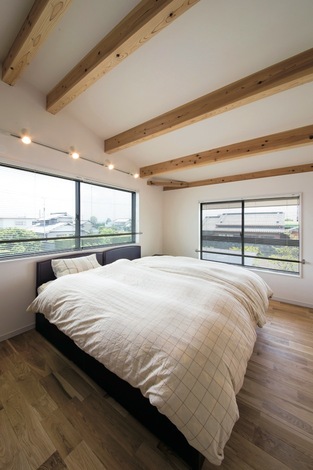 ダー クブラウンの自然塗装で安らぎを演出した主寝室